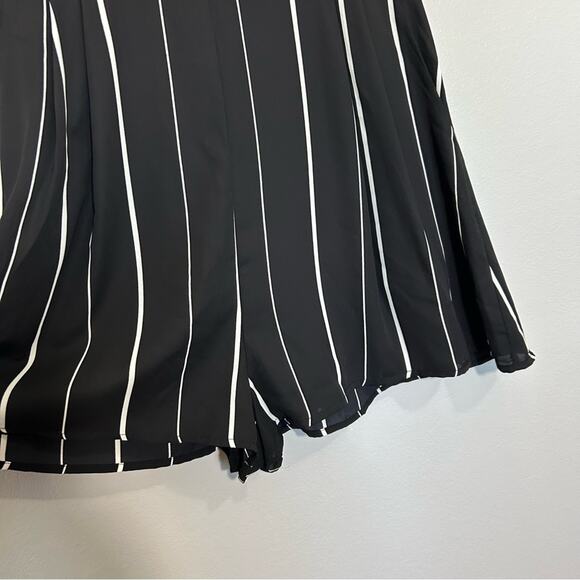 ASTR The Label Short Sleeve Deep V Striped Romper Black White Size Large - Picture 7 of 15